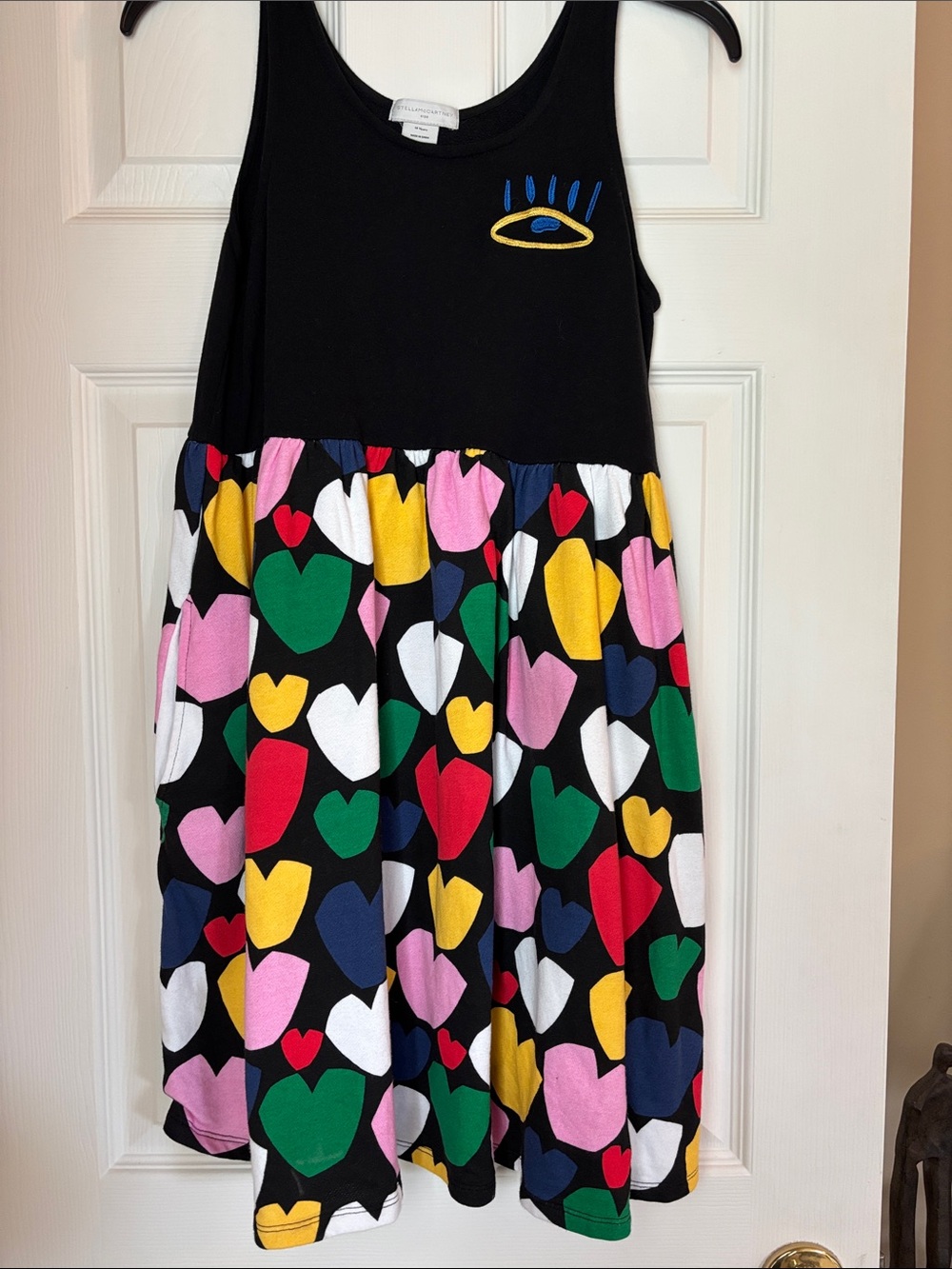 Stella McCartney KidsBlack Sleeveless Heart Print Dress with Colorful Hearts